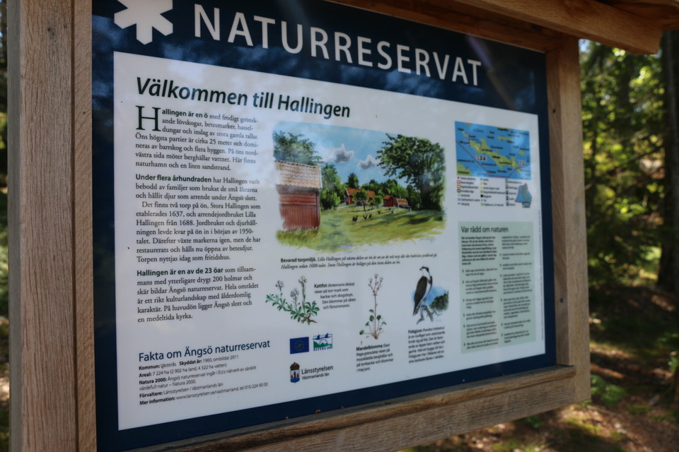 Informationstavla över naturreservatet.
