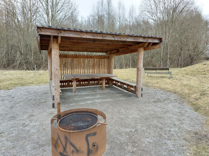 Väderskydd och grillplats
