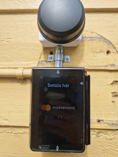 Betalningssystemet med kort genom att blippa det mot terminalen 