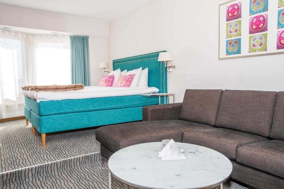 Ett rum med en soffa och en säng.