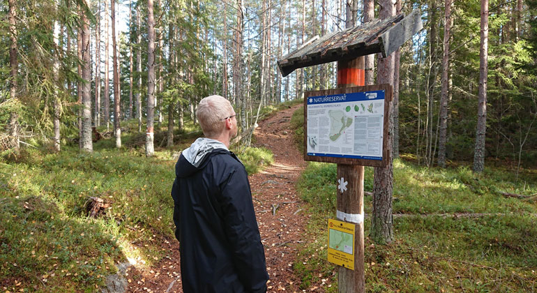 Informationsskylt vid Jätteklacken. Läs nog vilka regler som gäller här!