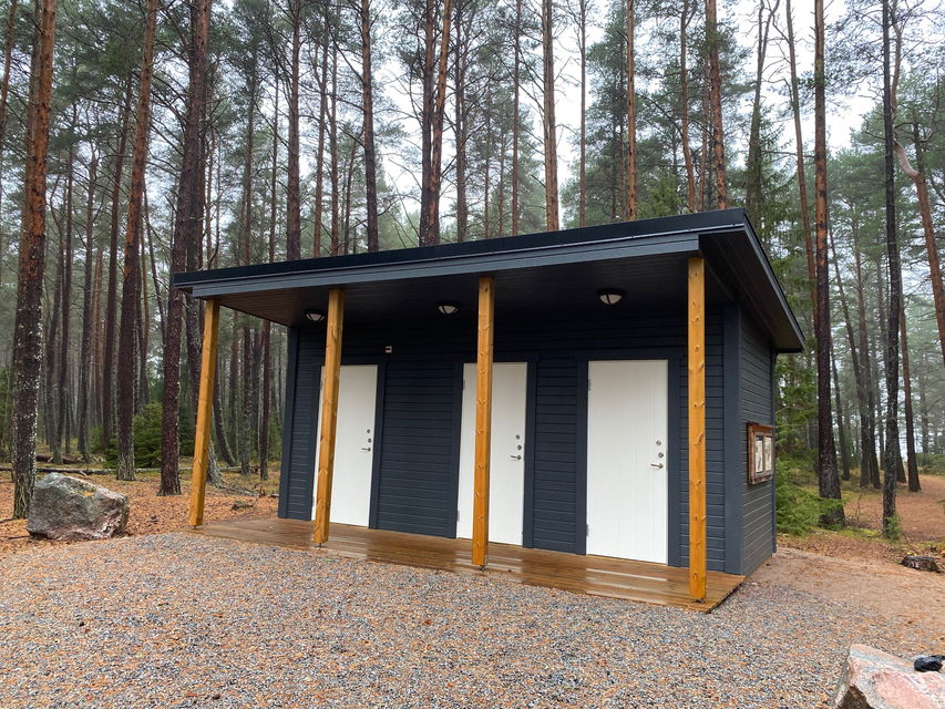 Byggnad med tre toaletter varav en tillgänglighetsanpassad. 