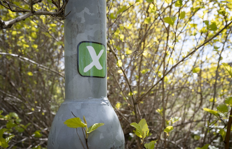Markering för x-rundan på lyktstolpe.