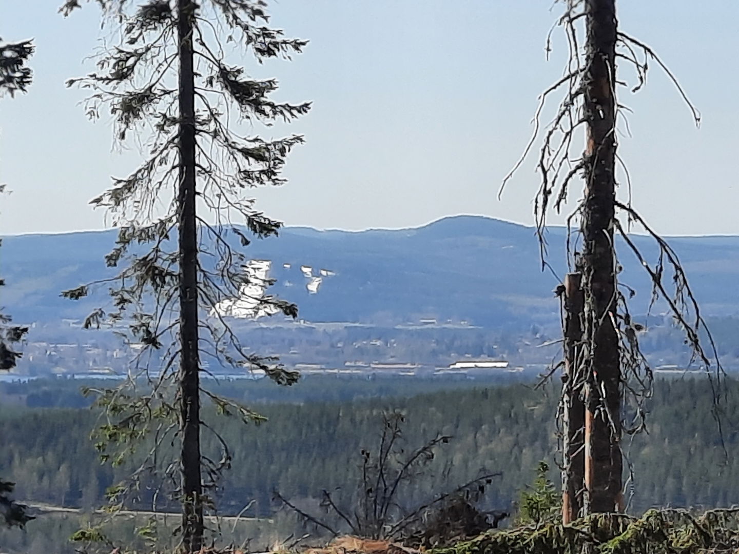 Slalombacken på Gårdtjärnsberget ligger ganska exakt 10 kilometer bort.