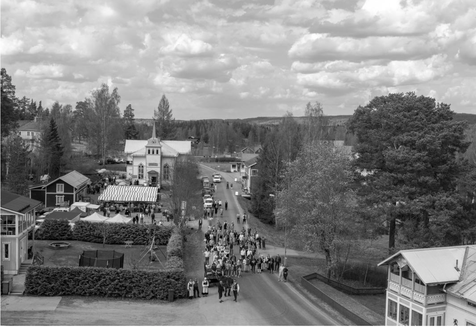 Ett vackert fotografi taget från samma plats som det som togs 1910. Vid detta tillfälle var det många besökare på plats då vi arrangerade traditionell vårmarknad med många knallar, häst och vagnturer, försäljning av kolbullar och fika, tombola, aktiviteter för barn, Alfta spelmanslag underhöll och det var dansuppvisning. 