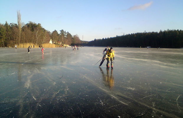 Skridskoåkning på Kottlasjön. Foto Lidingö stad.