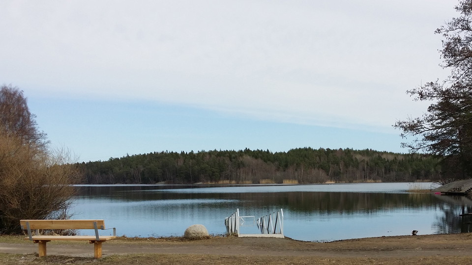 Rullstolsramp vid badstranden. Foto Lidingö stad