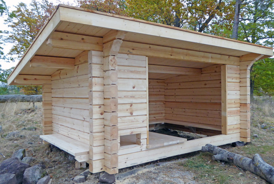 Rastplats med vindskydd.