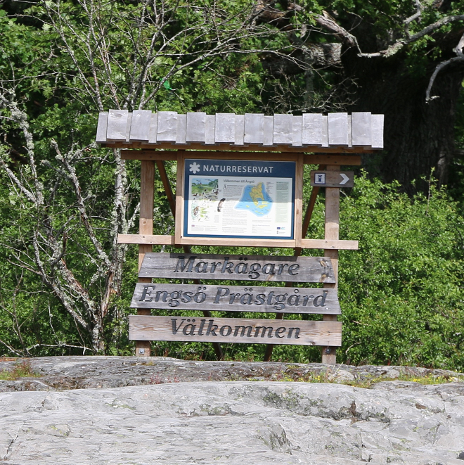 Informationstavla över naturreservatet.