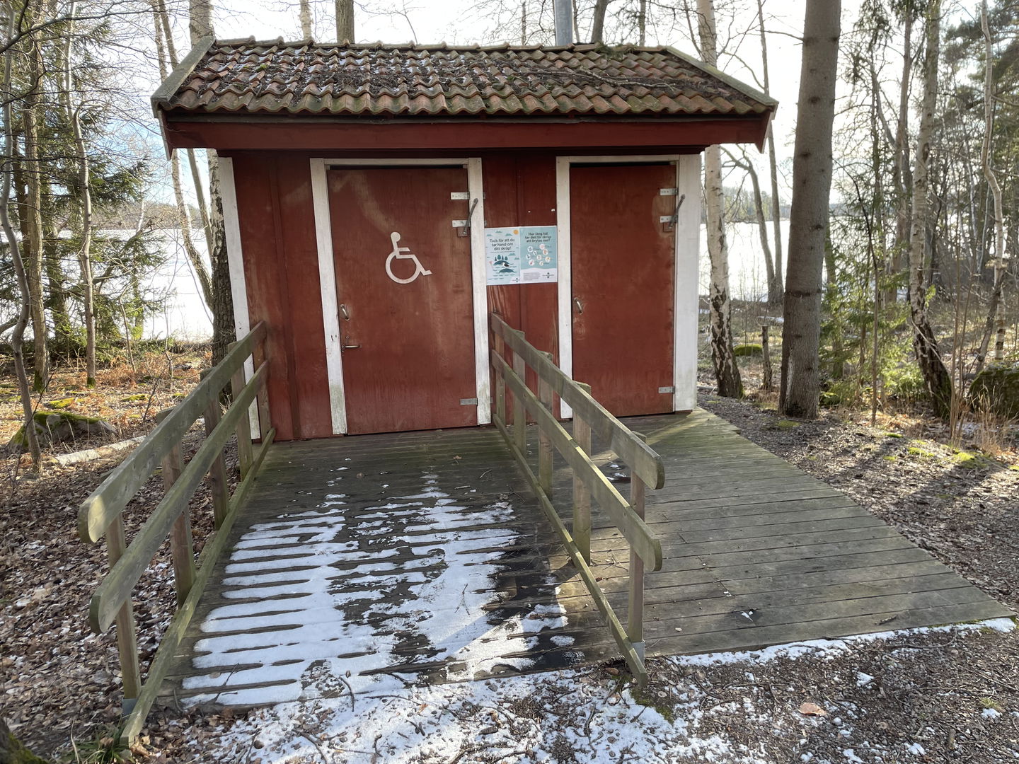 Torrtoalett vid Jaktstugeudden. 