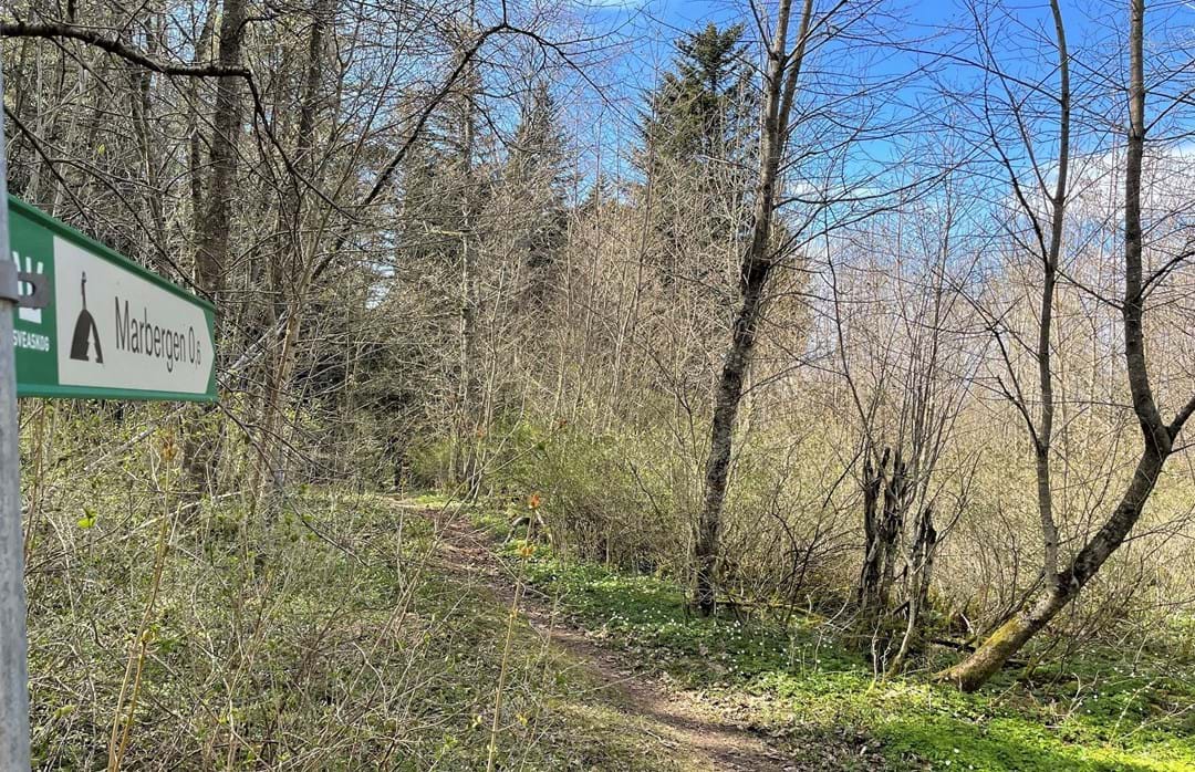 Vägvisare till Marberget, en avstickare från Östgötaledens etapp Borghamn-Alvastra