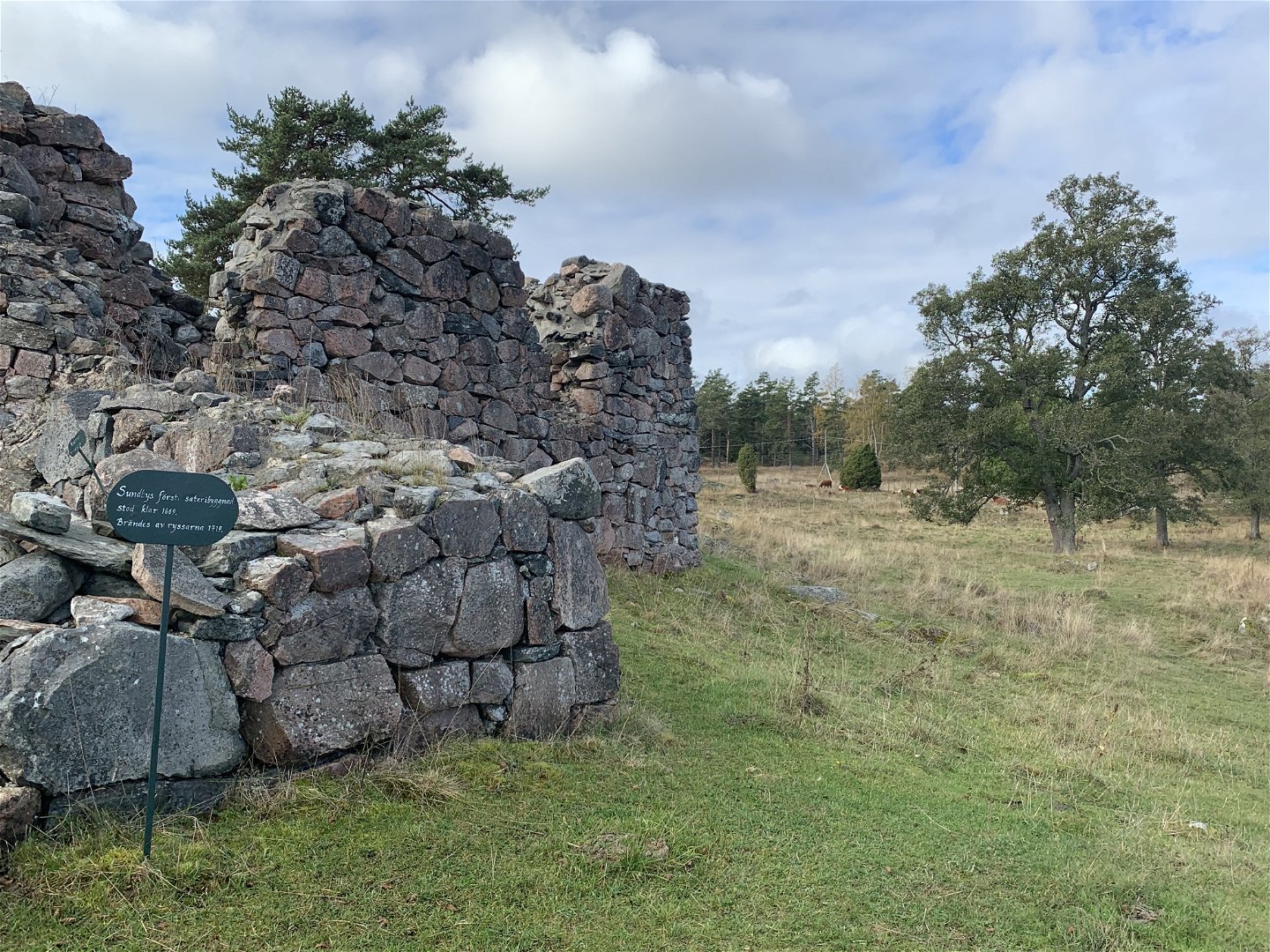 Ruin efter Stenhuset, Sundbys första säteribyggnad. 