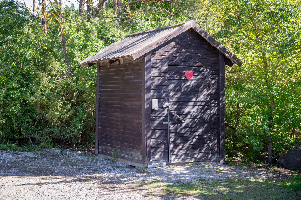 Enklare dassbyggnad i trä.