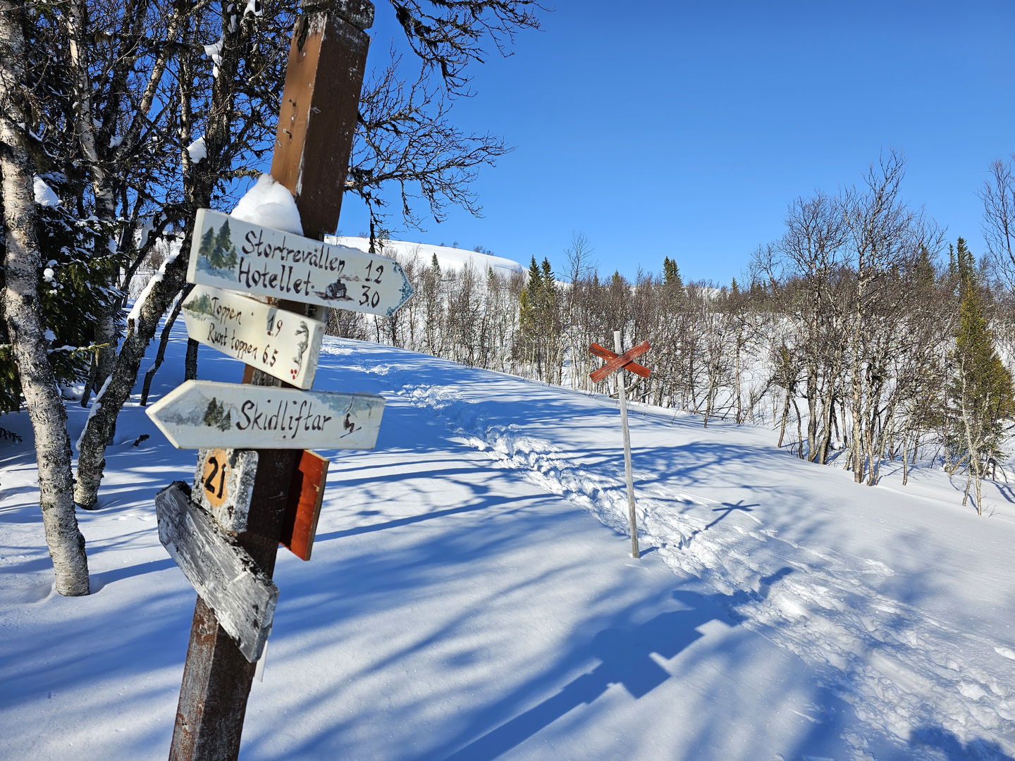 Hänvisningsskyltar med ledkryss i bakgrunden