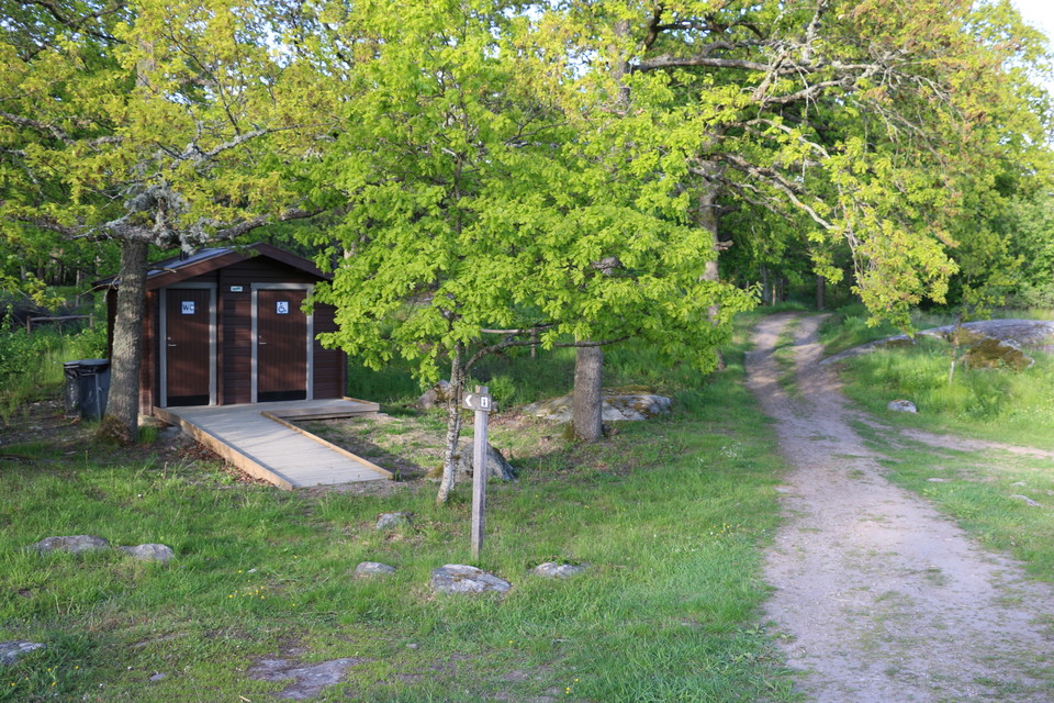 Två toaletter, den ena är handikappanpassad.