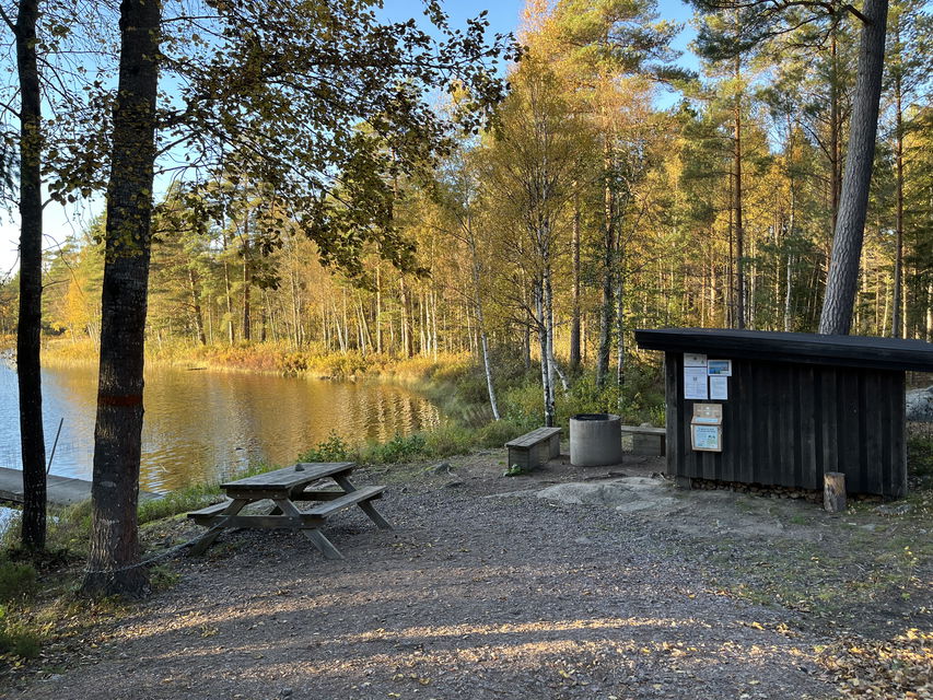 Rastplats Karlsgöl vackert belägen vid sjön St. Jordgölen