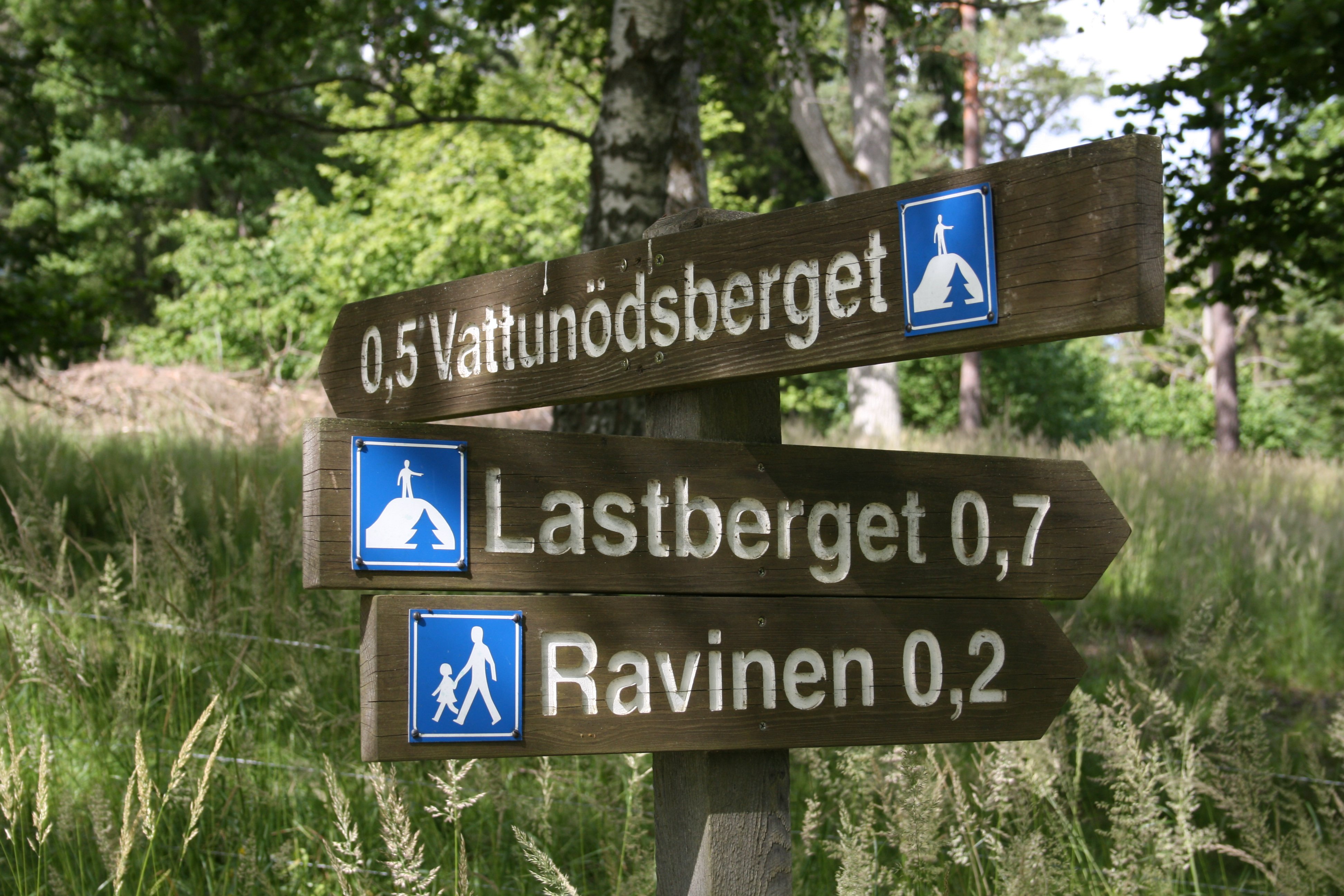 En vägvisare pekar mot Vattunödsberget, Lastberget och Ravinen.