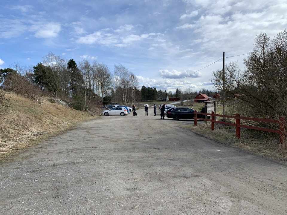 Parkeringsplatsen vid Entré Örsta. 