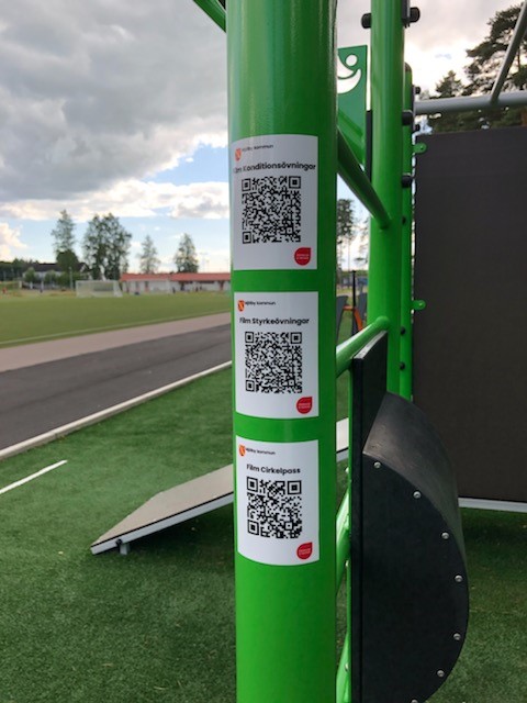 Detaljbild från ett träningsredskap, flera QR-koder visas