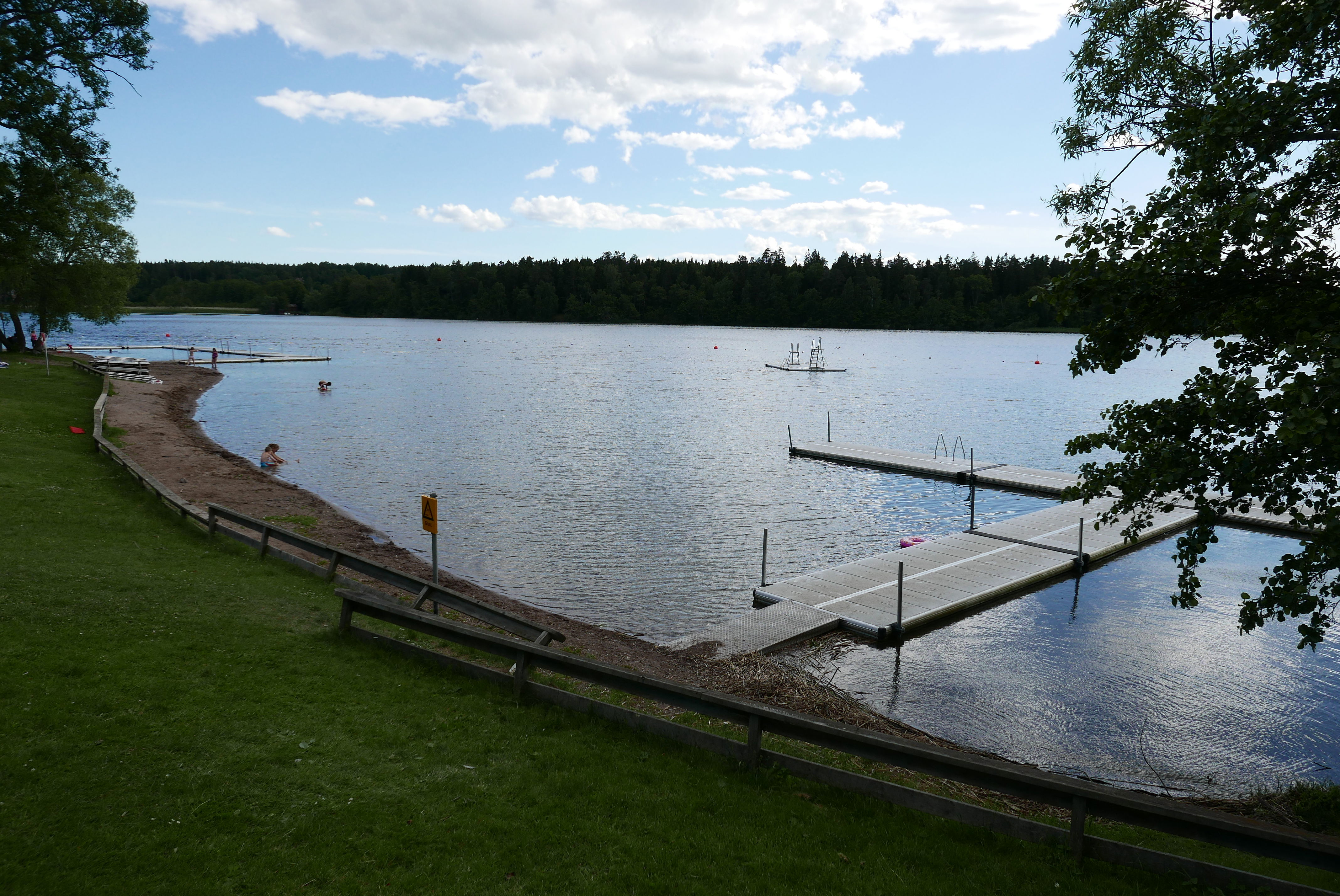Utblick över Kairobadet och Harvaviken i sjön Mälaren.