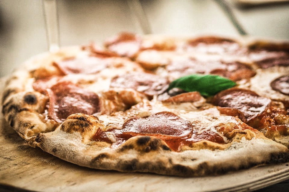 Närbild på pizza 