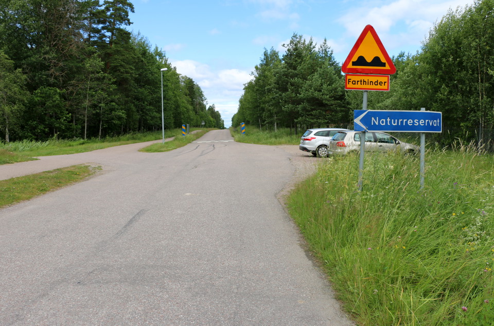 Bilväg och parkeringsplats utanför naturreservatet.