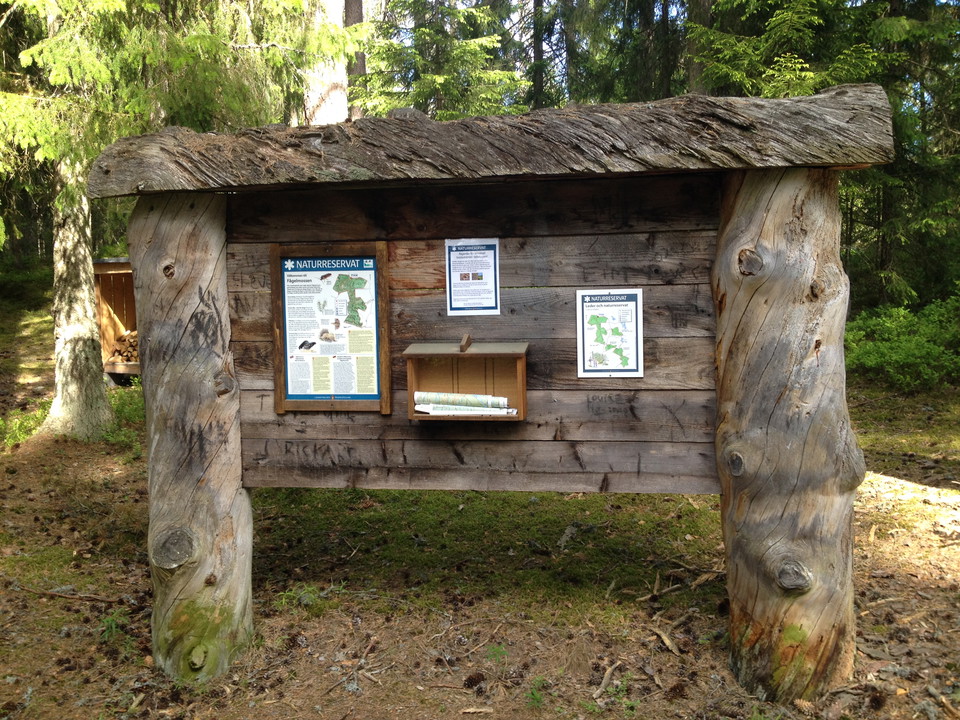 Vandra genom naturreservaten vid Fågelmossen