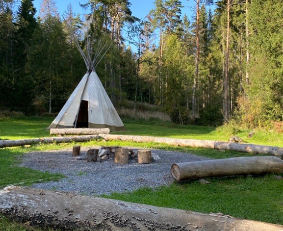 I trädgården finns grillplats och tipitält