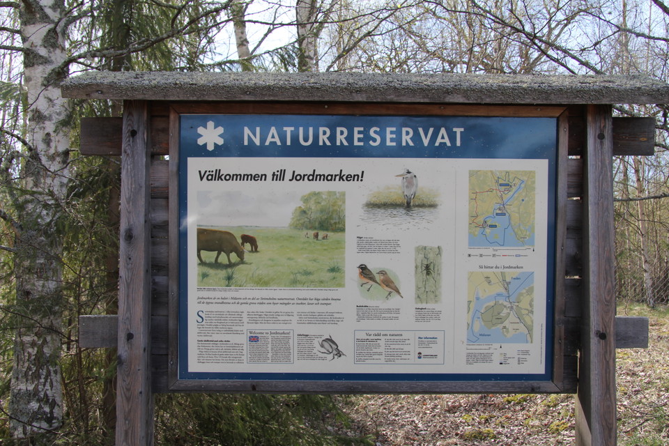 Informationstavla över naturreservatet.