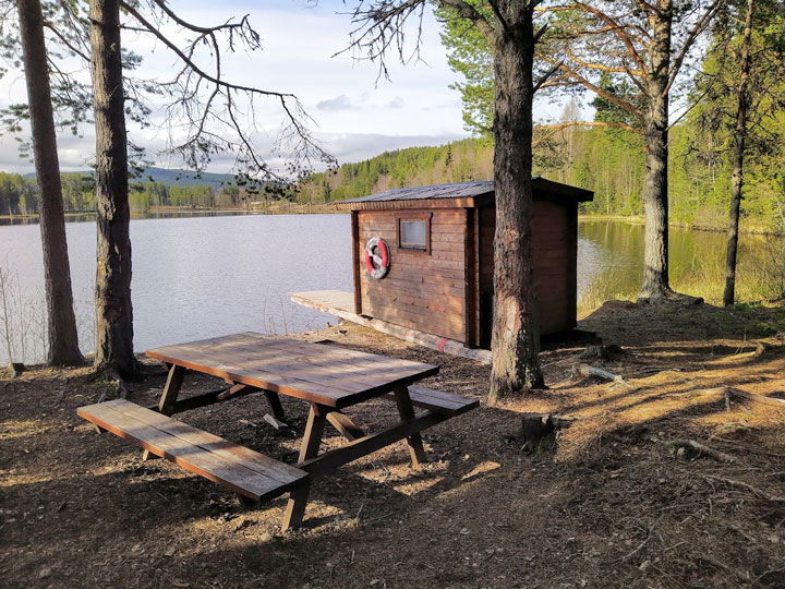 bänkbord och bastu framför Ljungans vatten