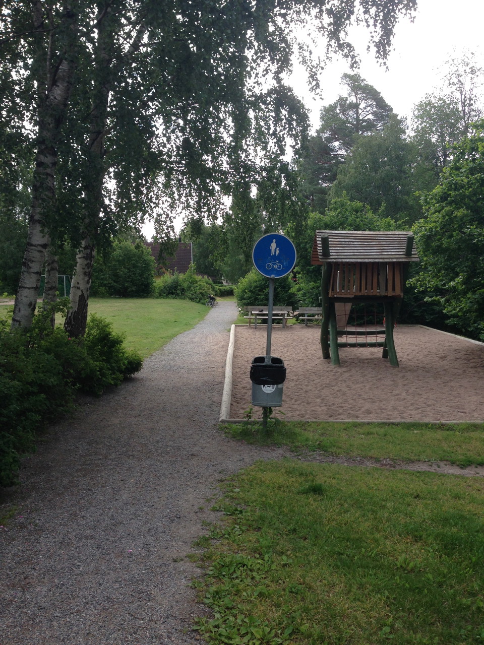 Klätterlek och bollplan