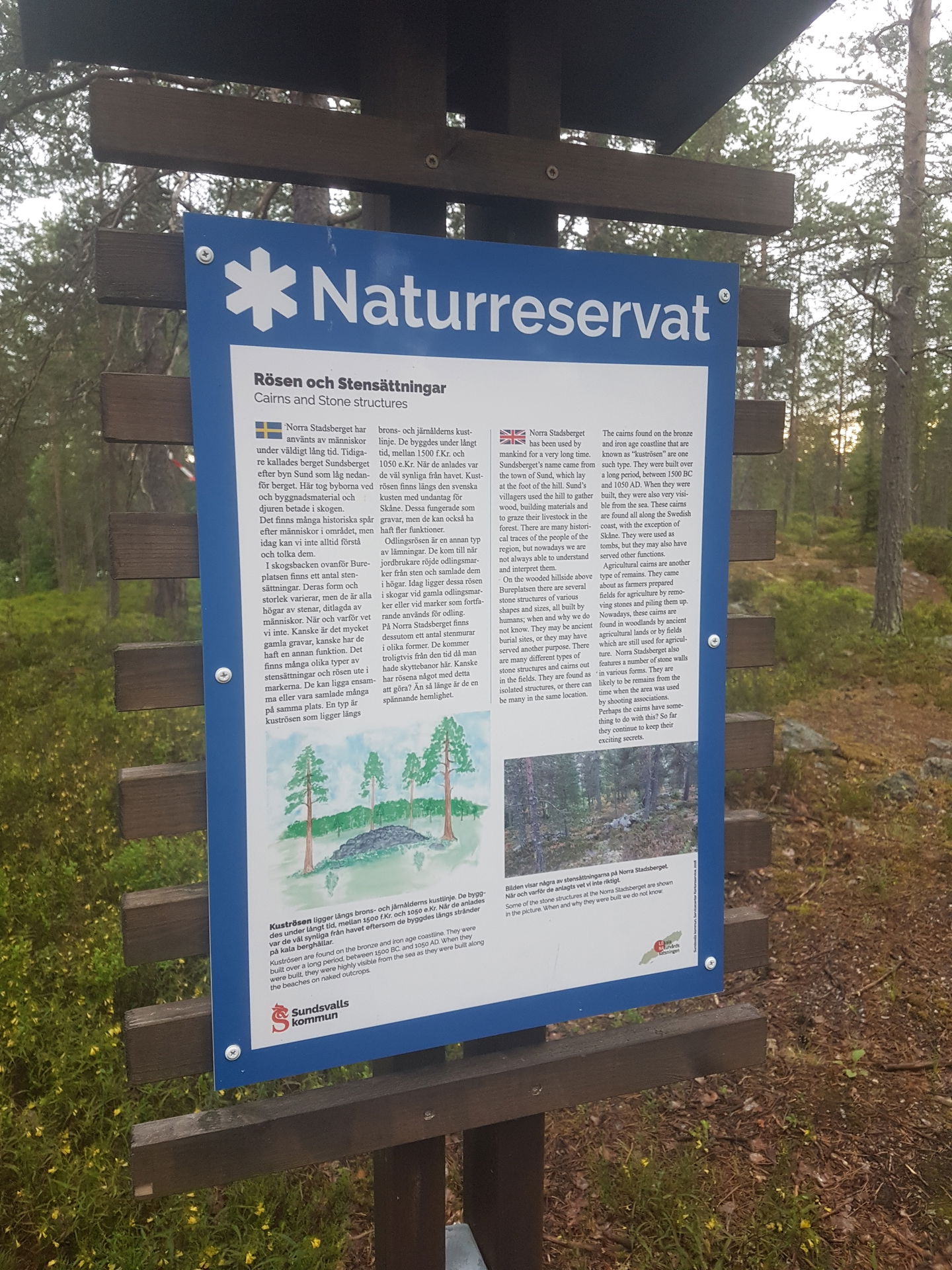 Informationstavla om Rösen och stensättningar