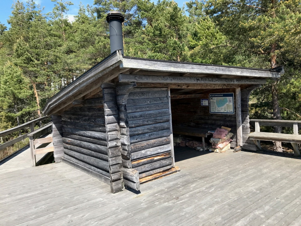 Trädäck med vindskydd Hamnholmarna