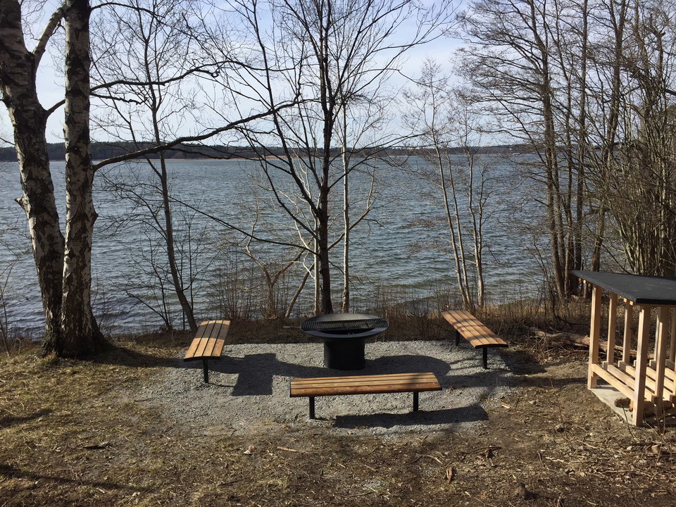 Rastplats med bänkar och eldstad. Foto: Mats Larshagen.