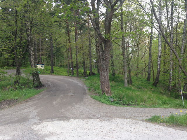 Parkering vid professorsstigens entré  till Gärdesudden naturreservat