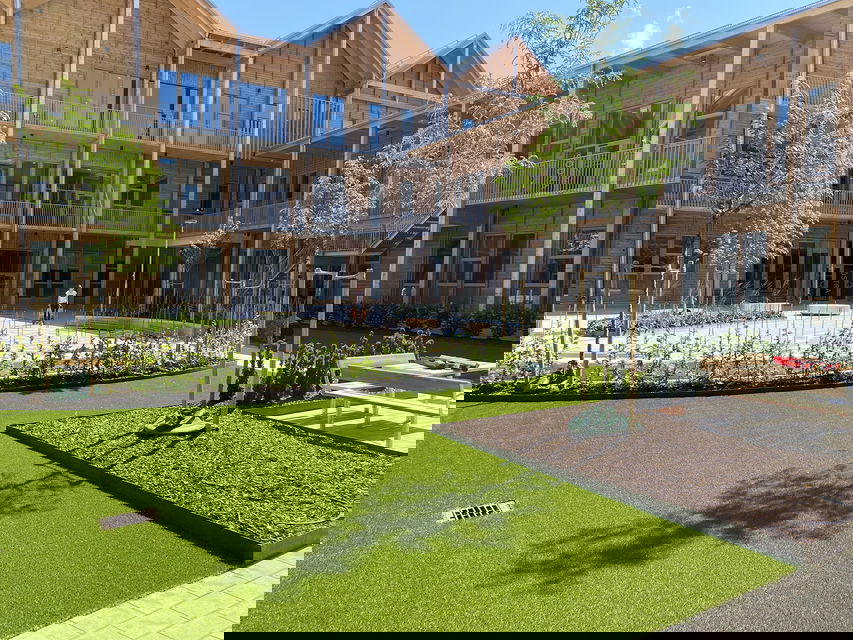 Skolgård och skolbyggnad i trä