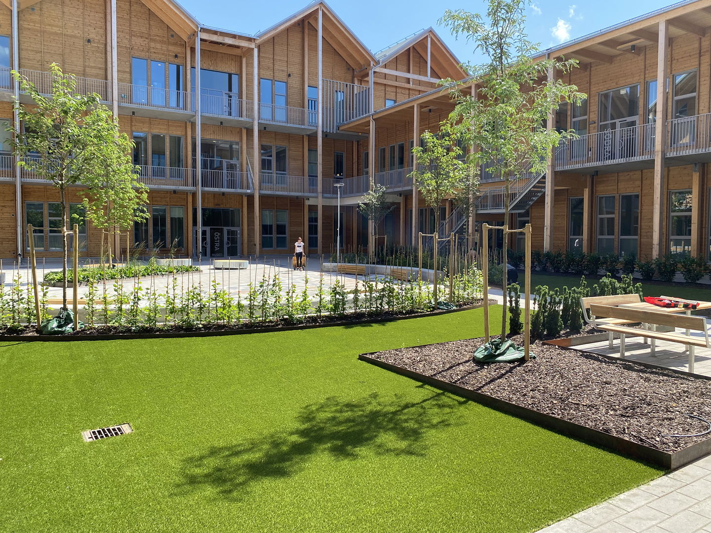 Skolgård och skolbyggnad i trä