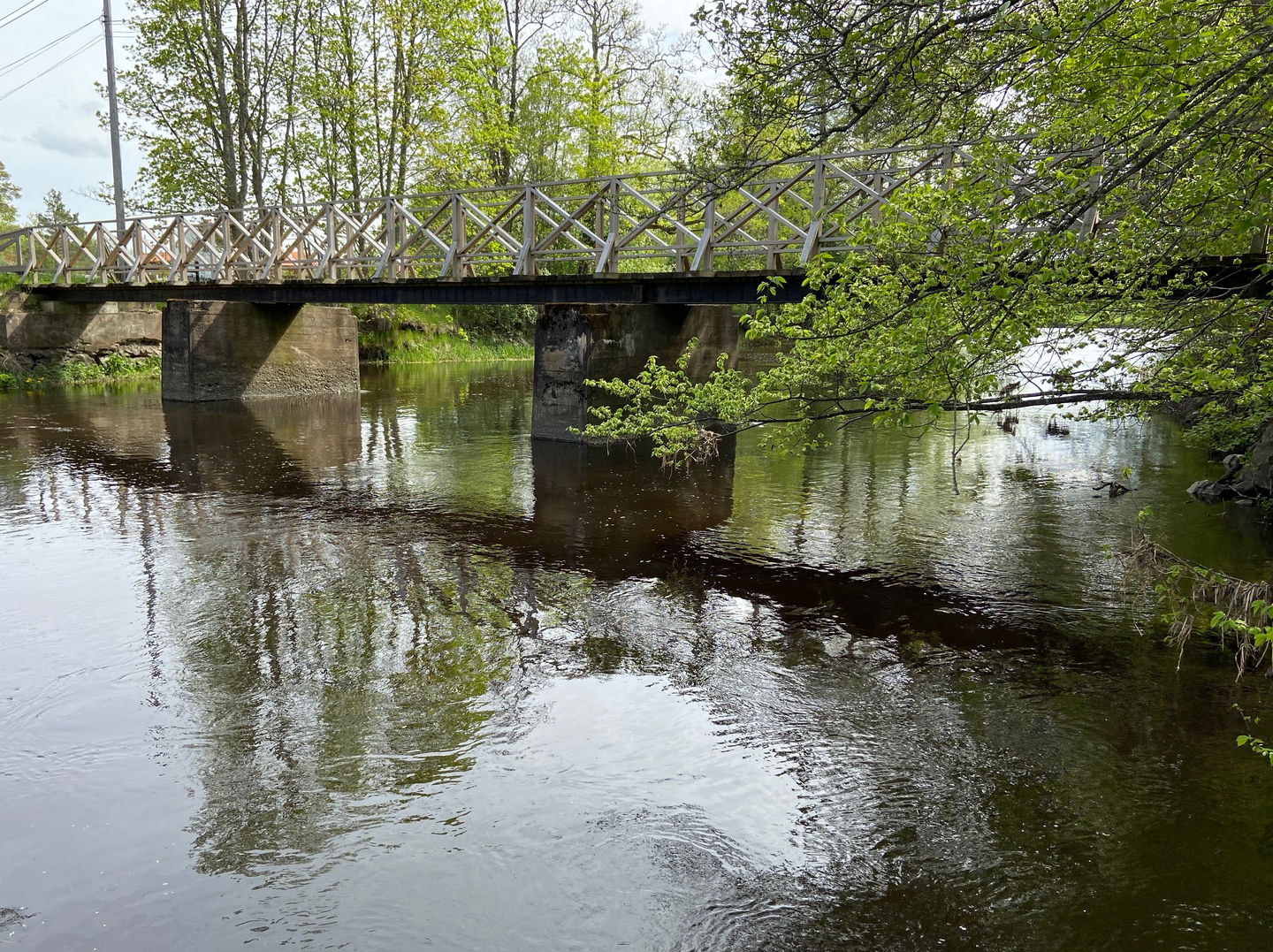 Gångbron över ån vid Bolstan.