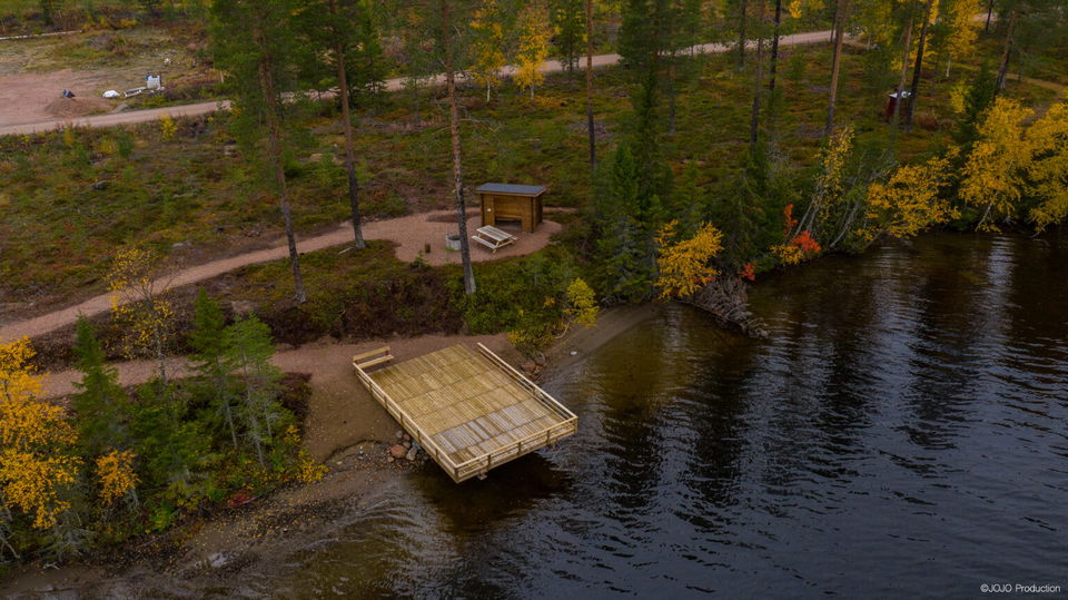 Översiktsvy med grillplats, vindskydd och stor tillgänglig brygga
