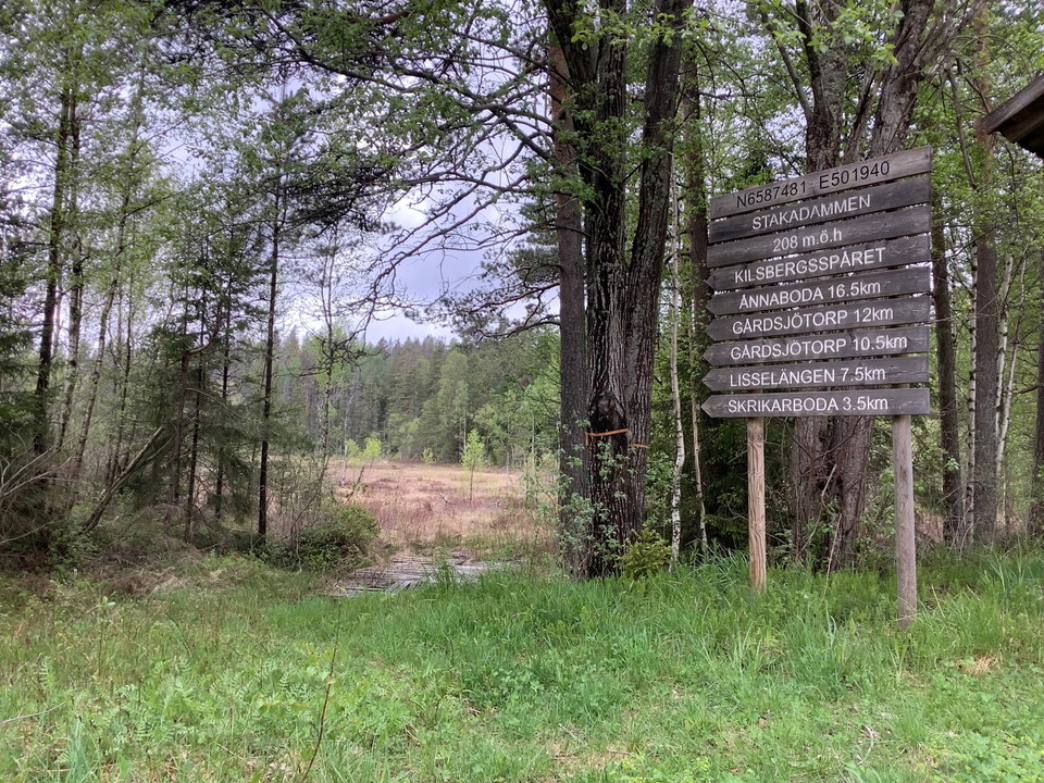 Vägskylt vid Stakadammen