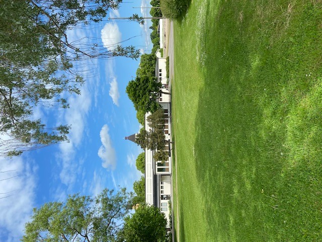 Sporthallen med gröna gräsytor framför