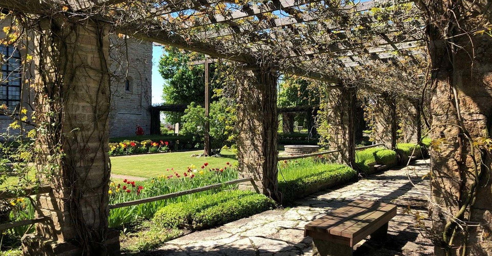 Vreta Kloster klosterruinen. 
Etapp: Berg-Trädgårdsföreningen. 
Linköping. 