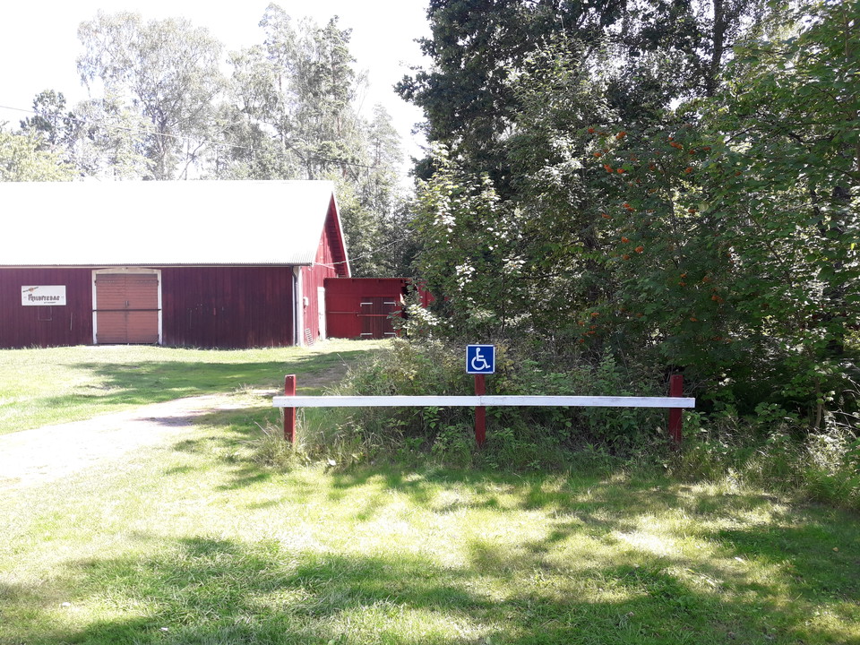 En handikapp-parkering nära torpet