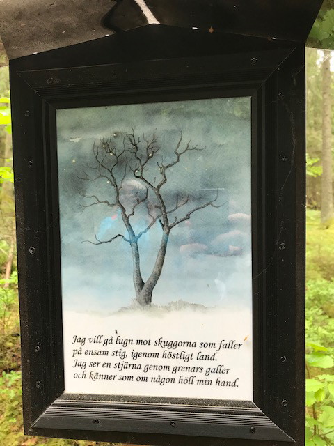 Skylt med citat och akvarellmålning