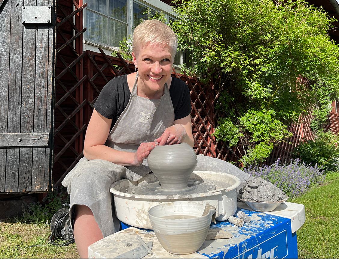 Kvinna som drejar ute