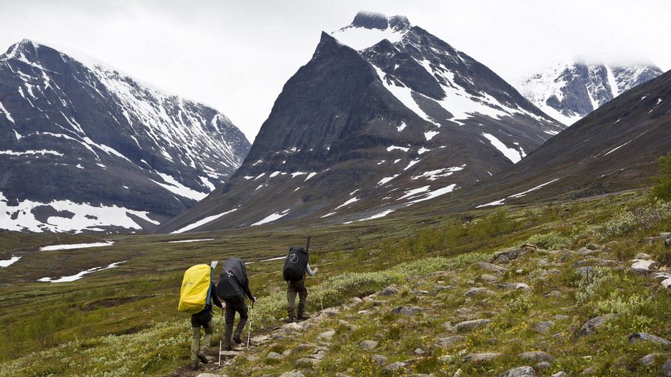 På leden mellan Kebnekaise fjällstation och Singi. Fjället Duolbagorni i förgrunden.