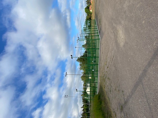 Två stycken padelbanor med belysningsstolpar