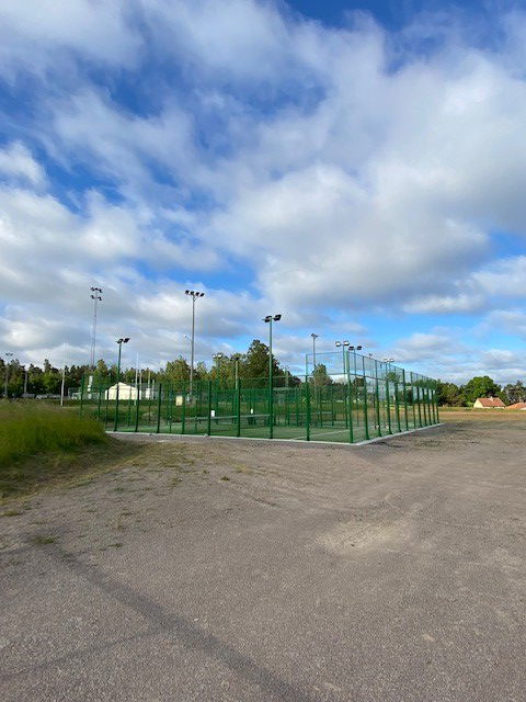Två stycken padelbanor med belysningsstolpar