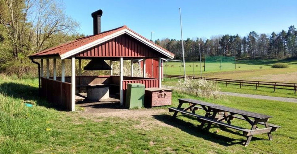 Grillplats vid Petersburgs motionscentral. 
Etapp: Borgbergsleden rundslinga. 
Söderköping. 