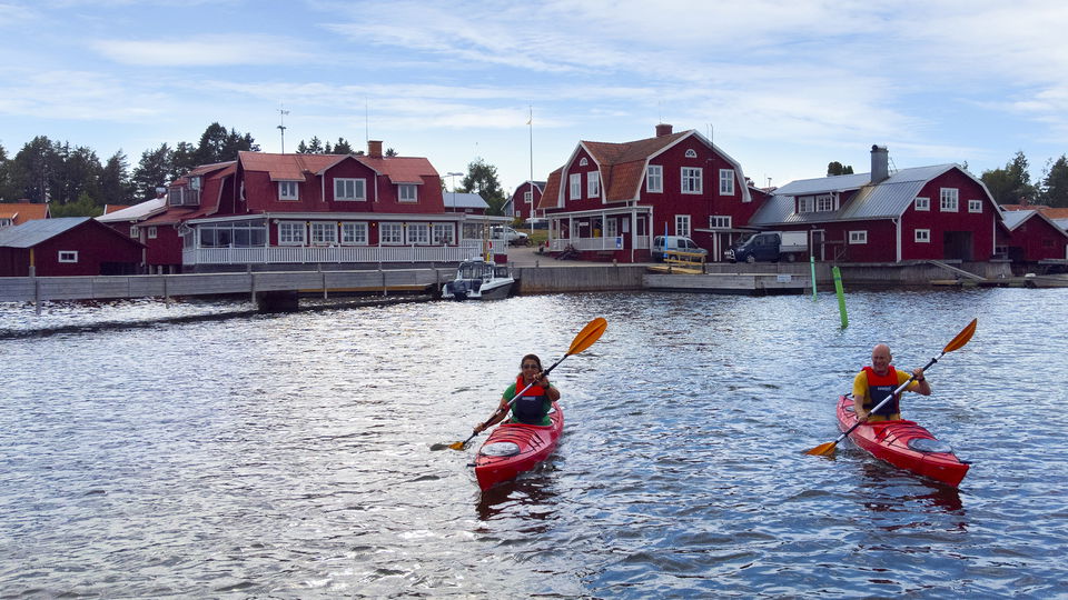 Två person i havskajak utanför Skärså fiskeläge